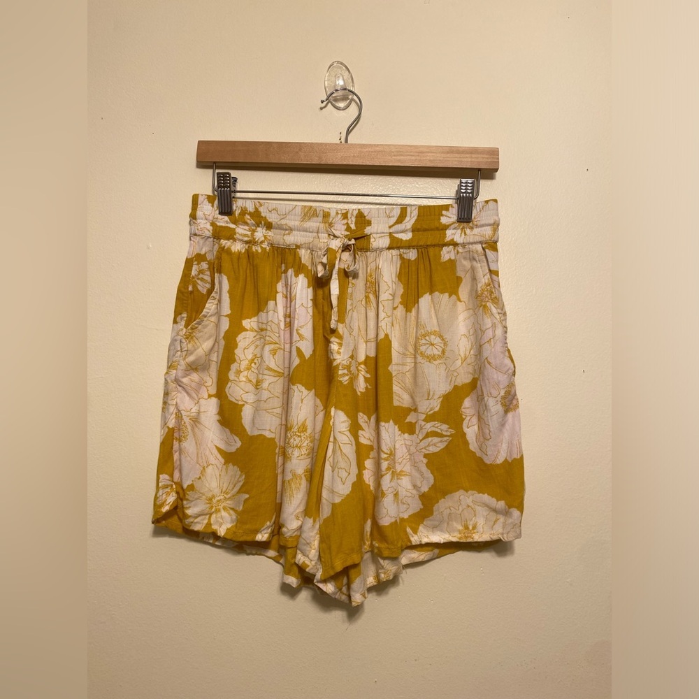 FatFace High-Waist Floral Tie-Waist Shorts - Mustard White. Size 6